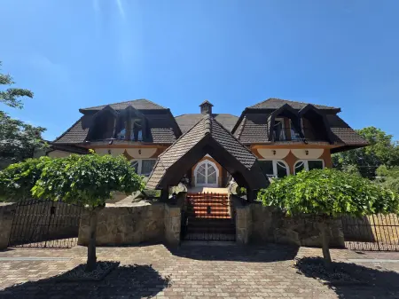 Eladó családi ház, Balatonlelle 12 szoba 480 m² 399.9 M Ft