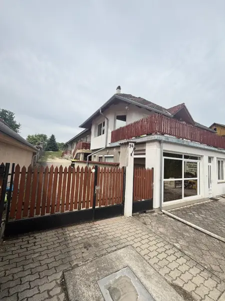 Eladó családi ház, Som 12 szoba 356 m² 218 M Ft